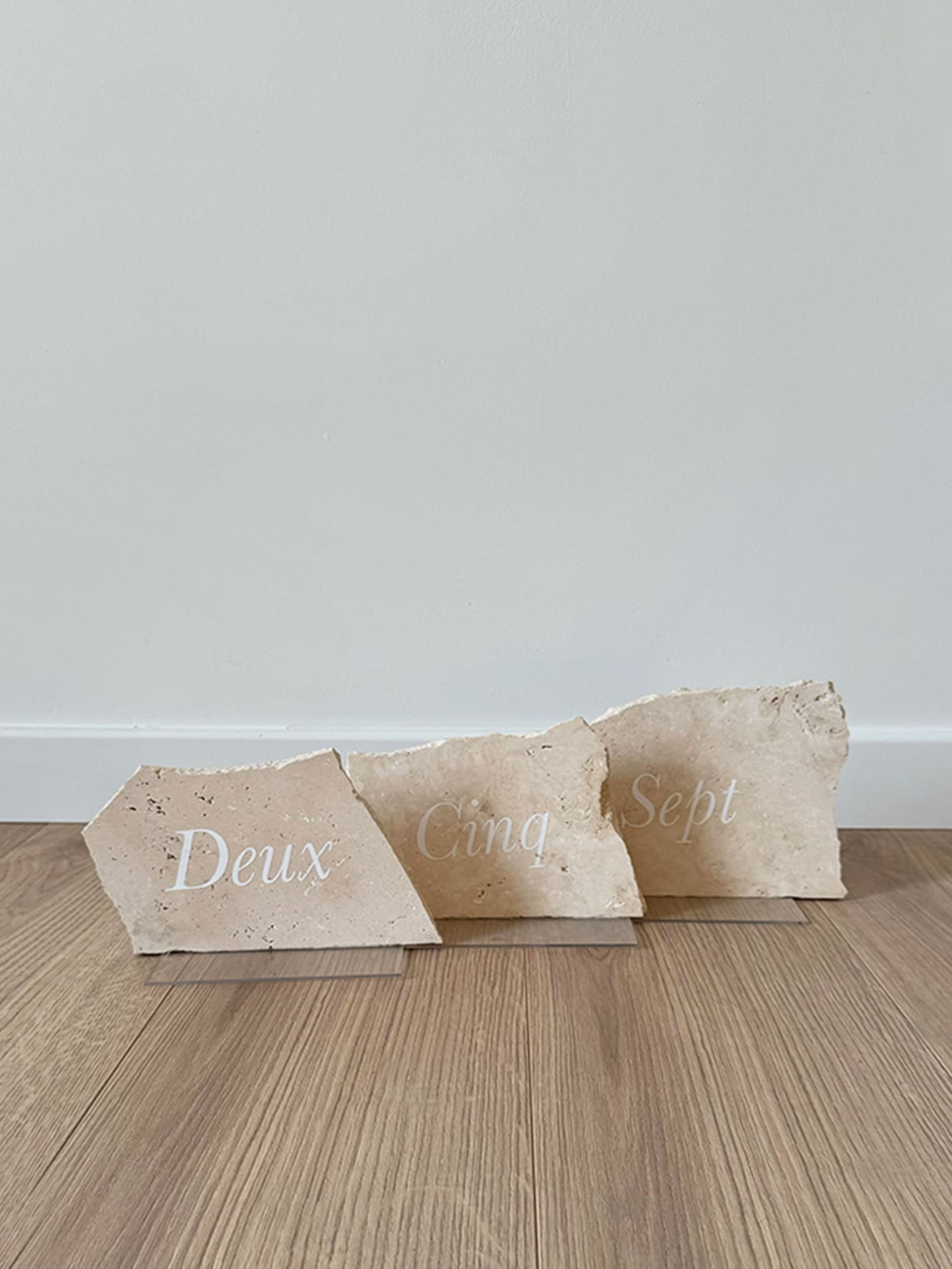 Les numéros de table en travertin allient naturel et raffinement, apportant une touche d'authenticité à votre réception. Chaque pièce unique, avec ses nuances douces et son aspect minéral, s'adapte à divers styles de décoration. Idéaux pour un mariage ou un événement, ils marquent durablement les esprits.