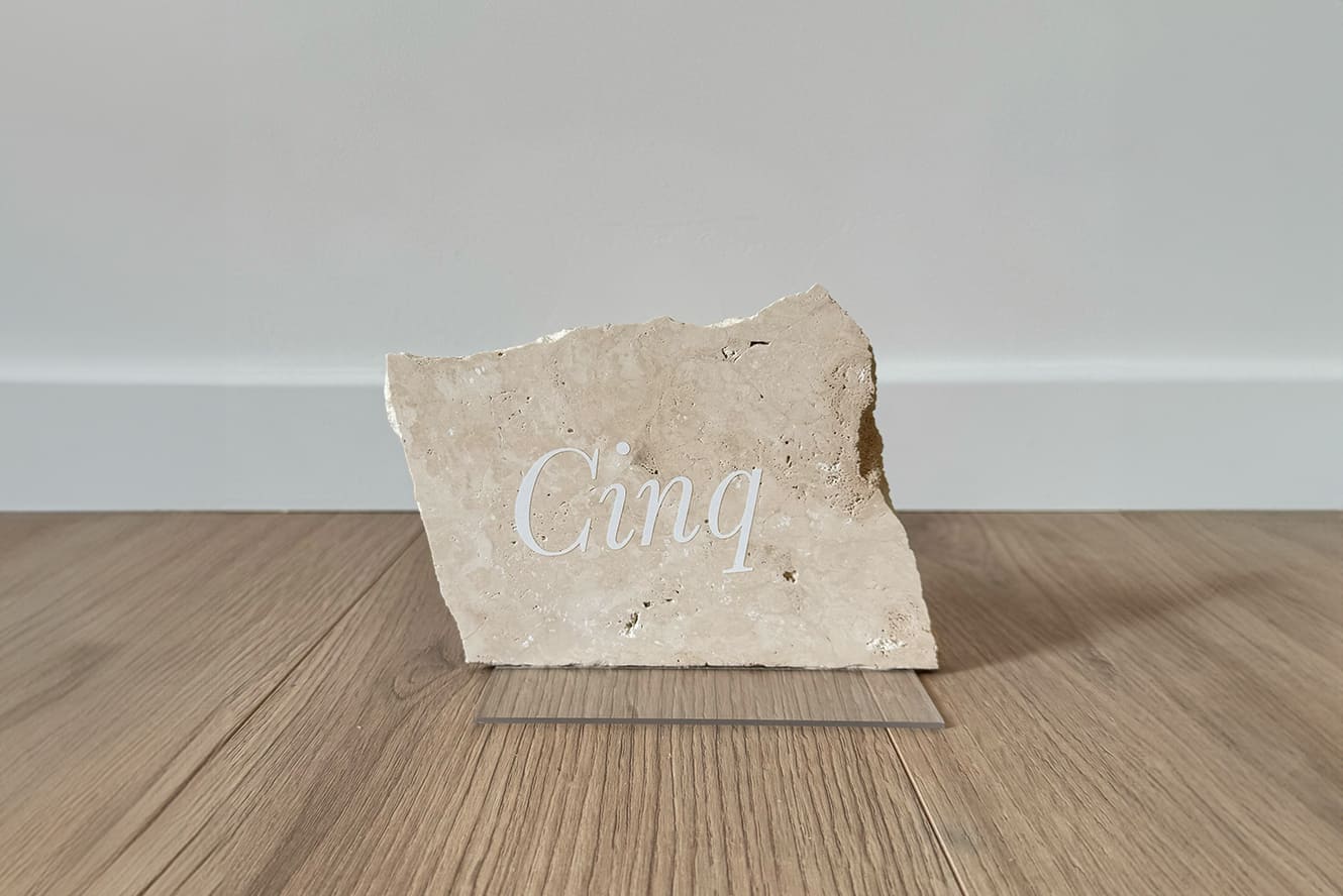 Les numéros de table en travertin allient naturel et raffinement, apportant une touche d'authenticité à votre réception. Chaque pièce unique, avec ses nuances douces et son aspect minéral, s'adapte à divers styles de décoration. Idéaux pour un mariage ou un événement, ils marquent durablement les esprits.