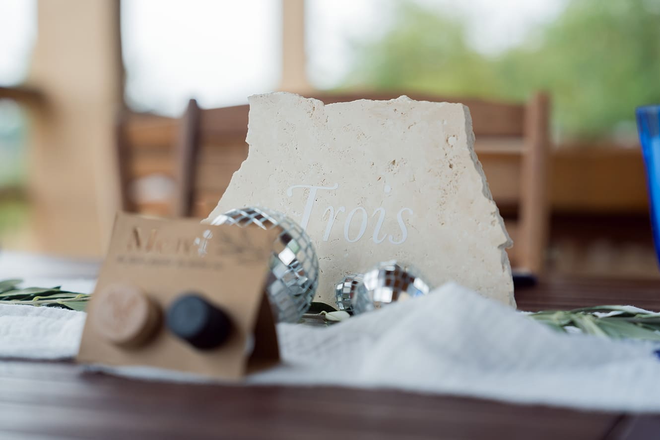 Les numéros de table en travertin allient naturel et raffinement, apportant une touche d'authenticité à votre réception. Chaque pièce unique, avec ses nuances douces et son aspect minéral, s'adapte à divers styles de décoration. Idéaux pour un mariage ou un événement, ils marquent durablement les esprits.