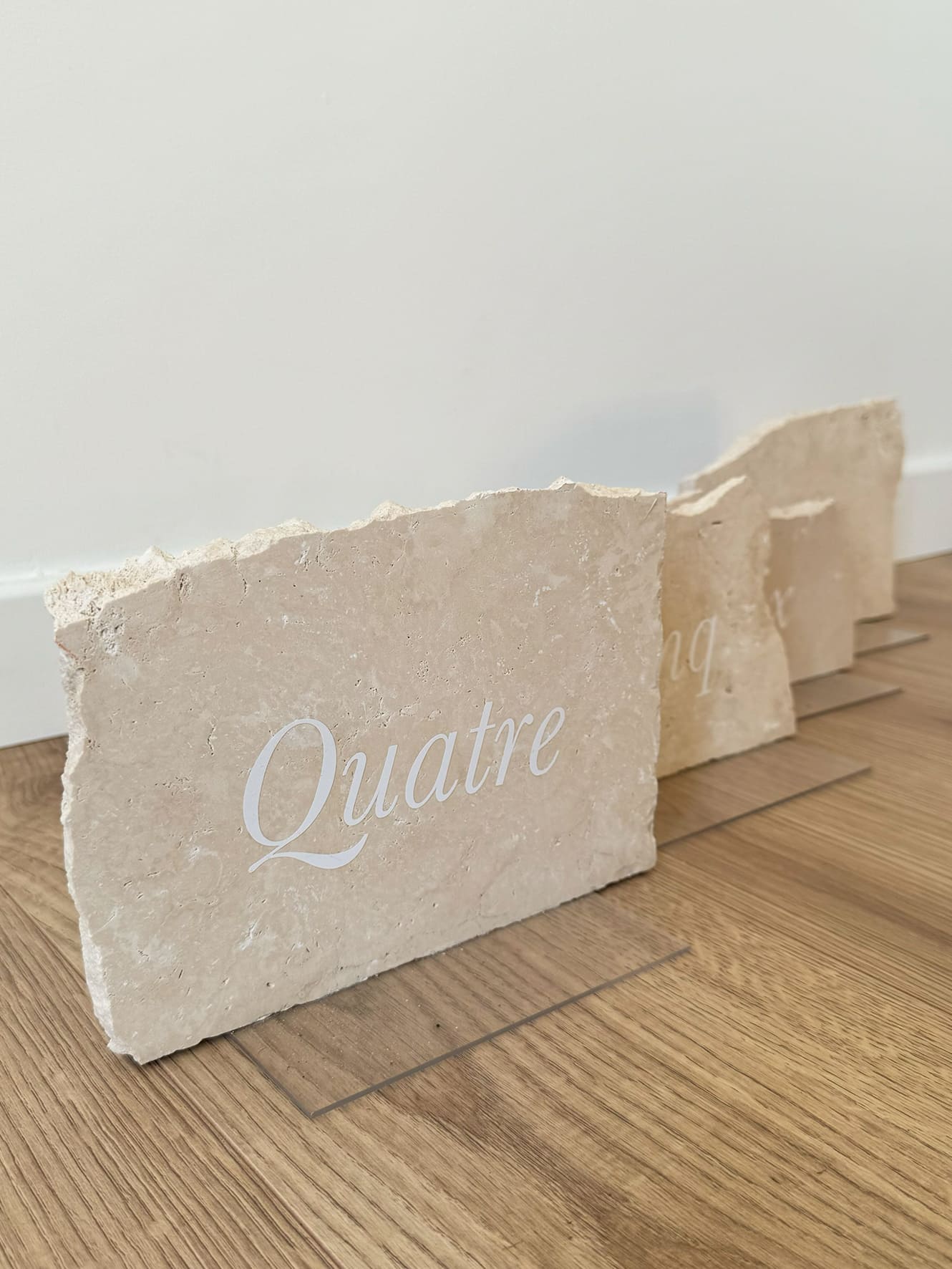 Les numéros de table en travertin allient naturel et raffinement, apportant une touche d'authenticité à votre réception. Chaque pièce unique, avec ses nuances douces et son aspect minéral, s'adapte à divers styles de décoration. Idéaux pour un mariage ou un événement, ils marquent durablement les esprits.