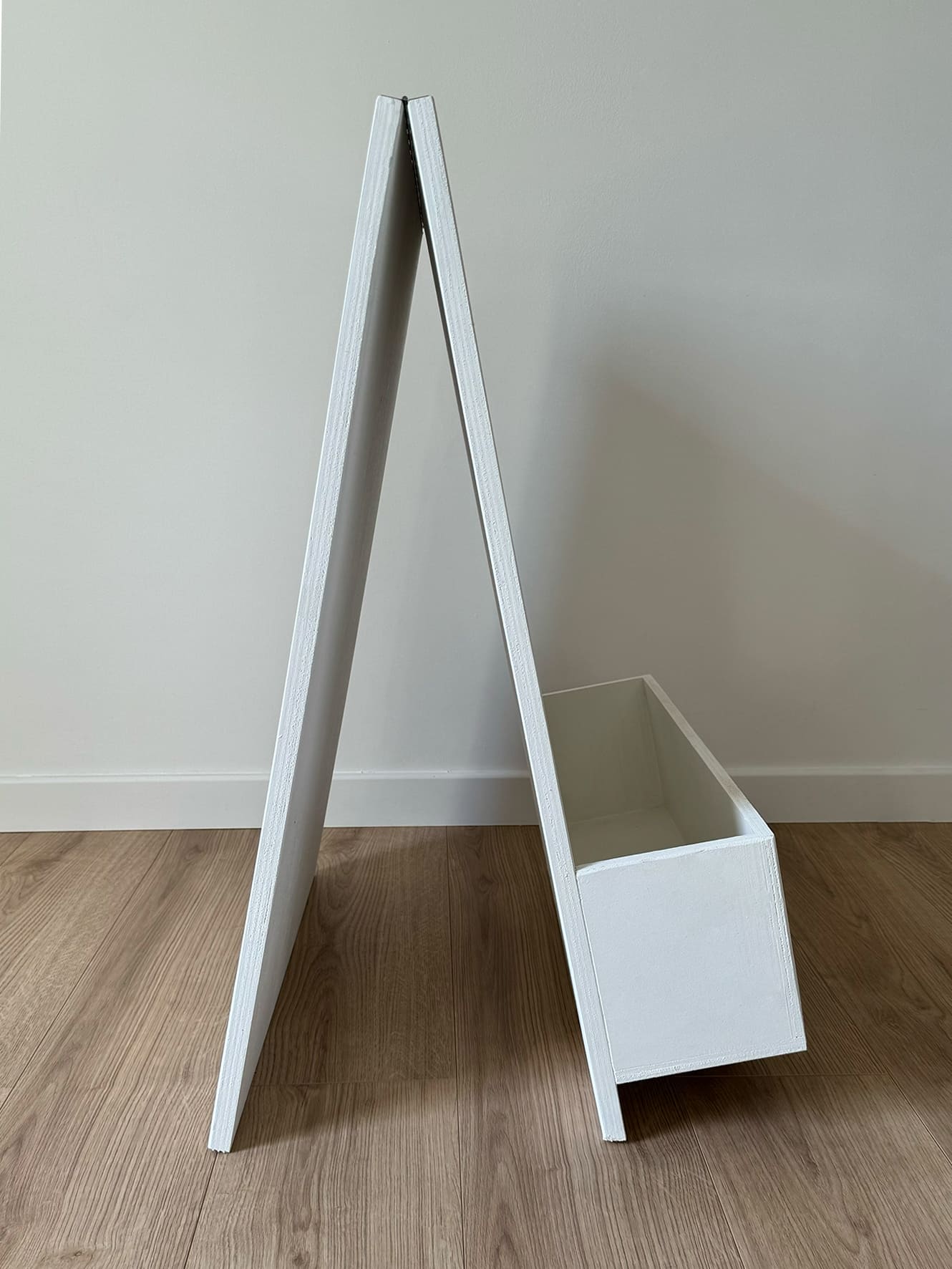 Le panneau d'accueil "Charlie" offre une entrée élégante et personnalisable pour vos événements, tels que mariages ou anniversaires. Fabriqué en bois, il s'adapte à tous les styles avec un bac intégré pour des fleurs. Facile à installer et disponible à la location dans le Var et les Bouches-du-Rhône, il rehausse la décoration.