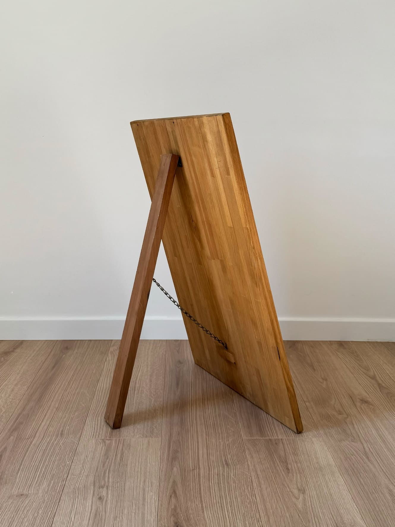 Le panneau "roxane" est un support en bois personnalisable pour les mariages, alliant esthétique et stabilité. Idéal pour accueillir les invités, il s'intègre dans divers styles de décoration. Disponible en version neutre ou personnalisée, ce panneau pratique et décoratif enrichit votre cérémonie avec élégance et fonctionnalité.