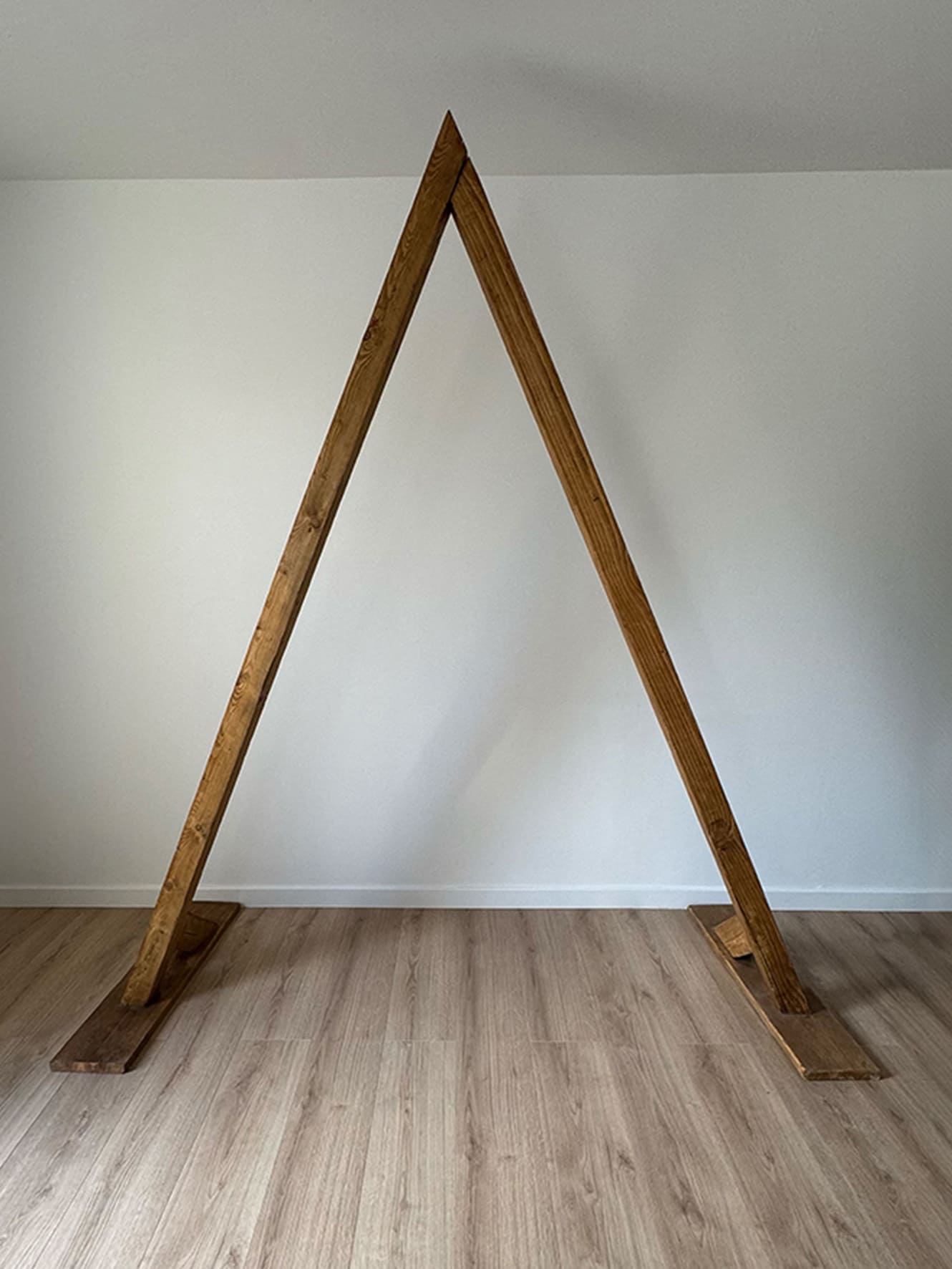 ublimez votre cérémonie laïque avec notre arche en bois en forme de triangle, un symbole fort d’union et d’harmonie. Son design épuré et géométrique s’intègre parfaitement à tous les styles de mariage, qu’il soit bohème, champêtre ou minimaliste.