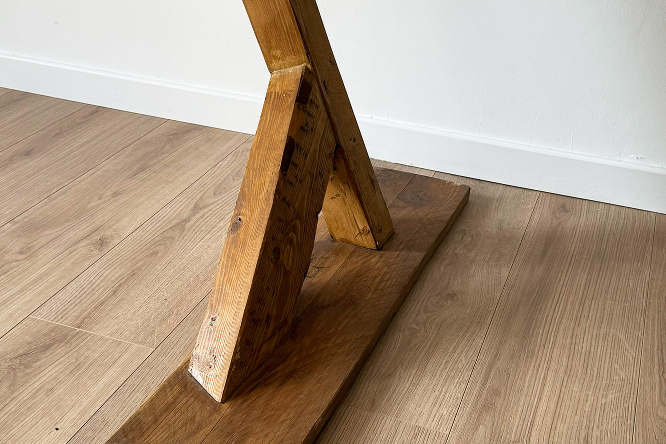 ublimez votre cérémonie laïque avec notre arche en bois en forme de triangle, un symbole fort d’union et d’harmonie. Son design épuré et géométrique s’intègre parfaitement à tous les styles de mariage, qu’il soit bohème, champêtre ou minimaliste.