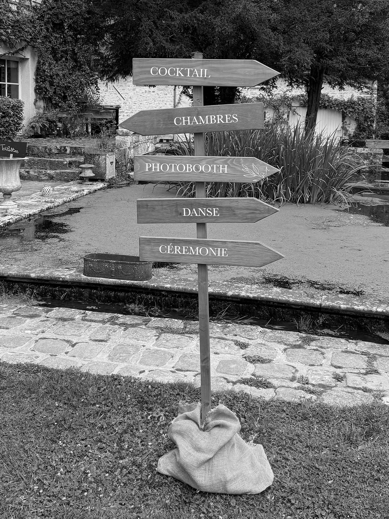 Découvrez ici un aperçu de nos créations, chaque réalisation est pensée afin de transformer vos idées en une décoration personnalisée unique et originale. Imaginons ensemble les éléments qui contribueront à faire de votre journée un moment inoubliable, où chaque détail aura été pensé pour vous.