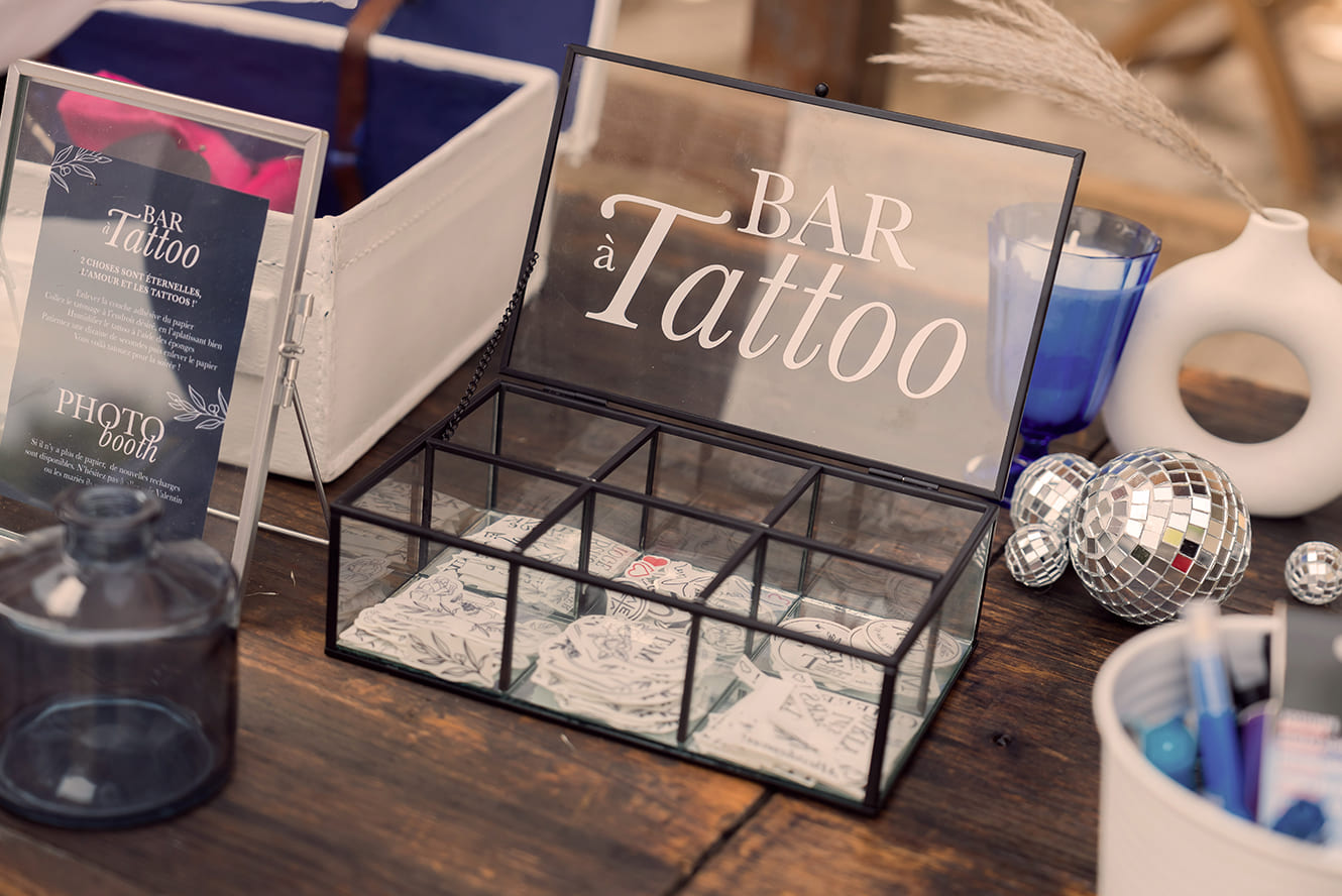 Découvrez ici un aperçu de nos créations, chaque réalisation est pensée afin de transformer vos idées en une décoration personnalisée unique et originale. Imaginons ensemble les éléments qui contribueront à faire de votre journée un moment inoubliable, où chaque détail aura été pensé pour vous.