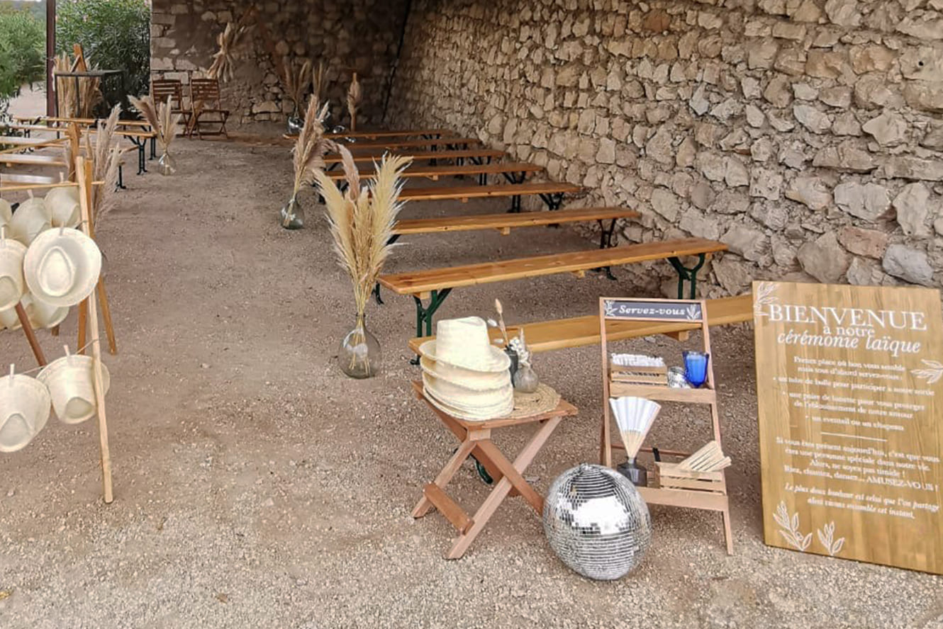 Découvrez notre présentoir en bois à deux étages, parfait pour sublimer vos événements en mettant en valeur cadeaux, dragées et décorations. Avec un espace personnalisable pour messages, il allie esthétisme et fonctionnalité tout en ajoutant une touche unique et harmonieuse à votre décoration.