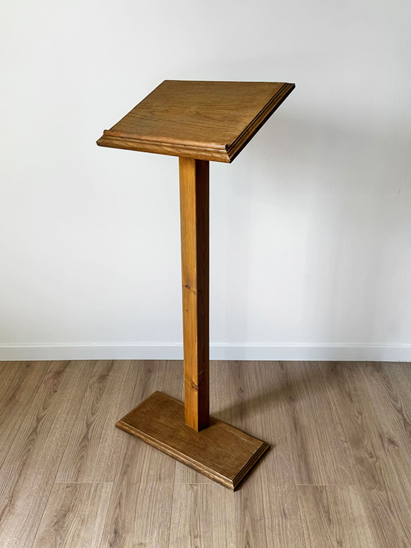 Le pupitre en bois est un élément essentiel pour les cérémonies de mariage. Son charme naturel et son élégance apportent chaleur et raffinement. Adaptable aux différents styles de décoration, il sert de support pour les vœux, les discours et les livres d’or, créant un moment unique pour votre événement.