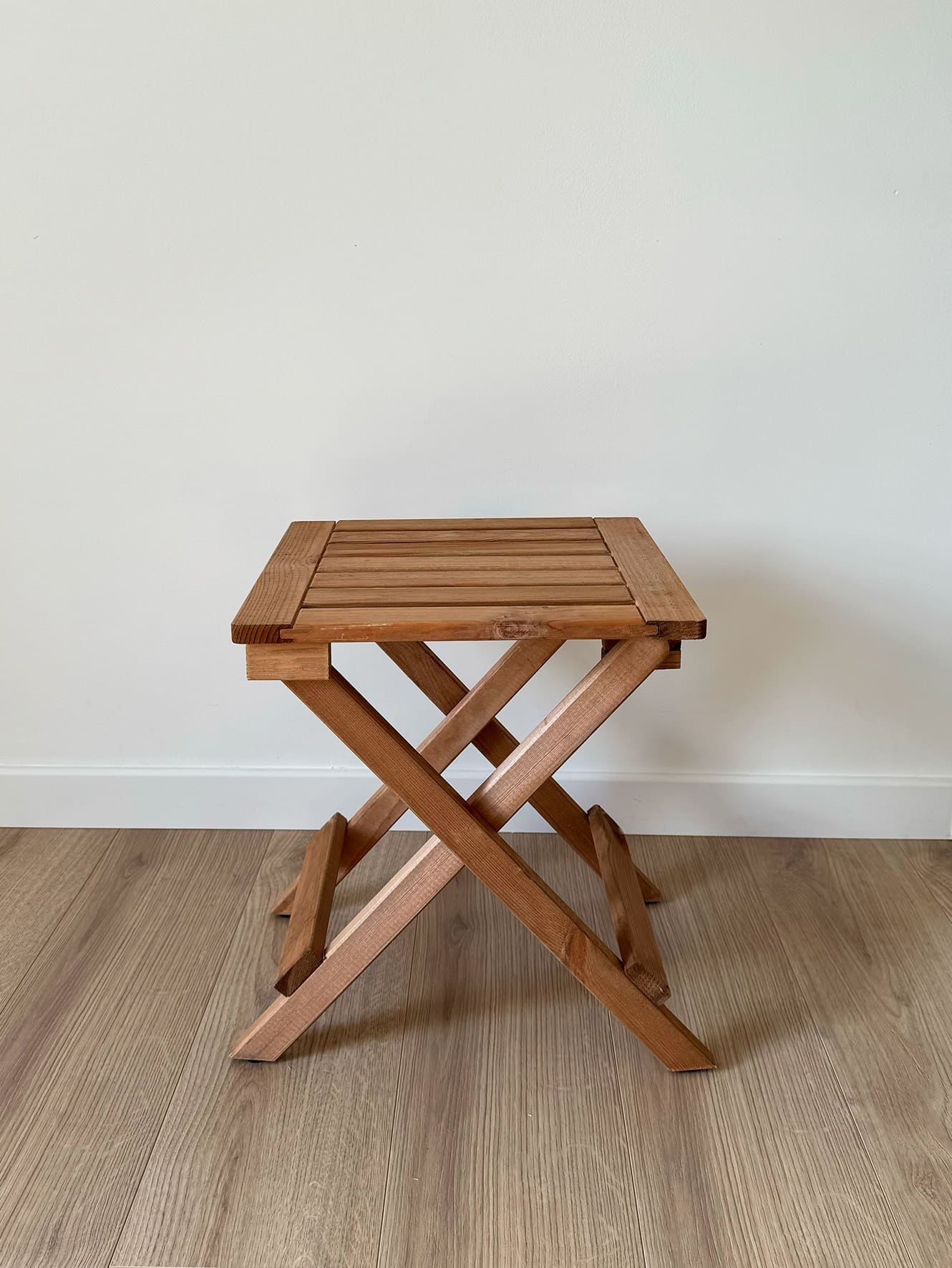 La table "Juliette" en bois est l’accessoire idéal pour embellir votre mariage ou événement. Son design simple s'harmonise avec tous les styles, permettant de placer des objets décoratifs, des livres d'or ou des cadeaux. Sa taille compacte et sa compatibilité avec d'autres meubles assurent une décoration cohérente et chaleureuse.