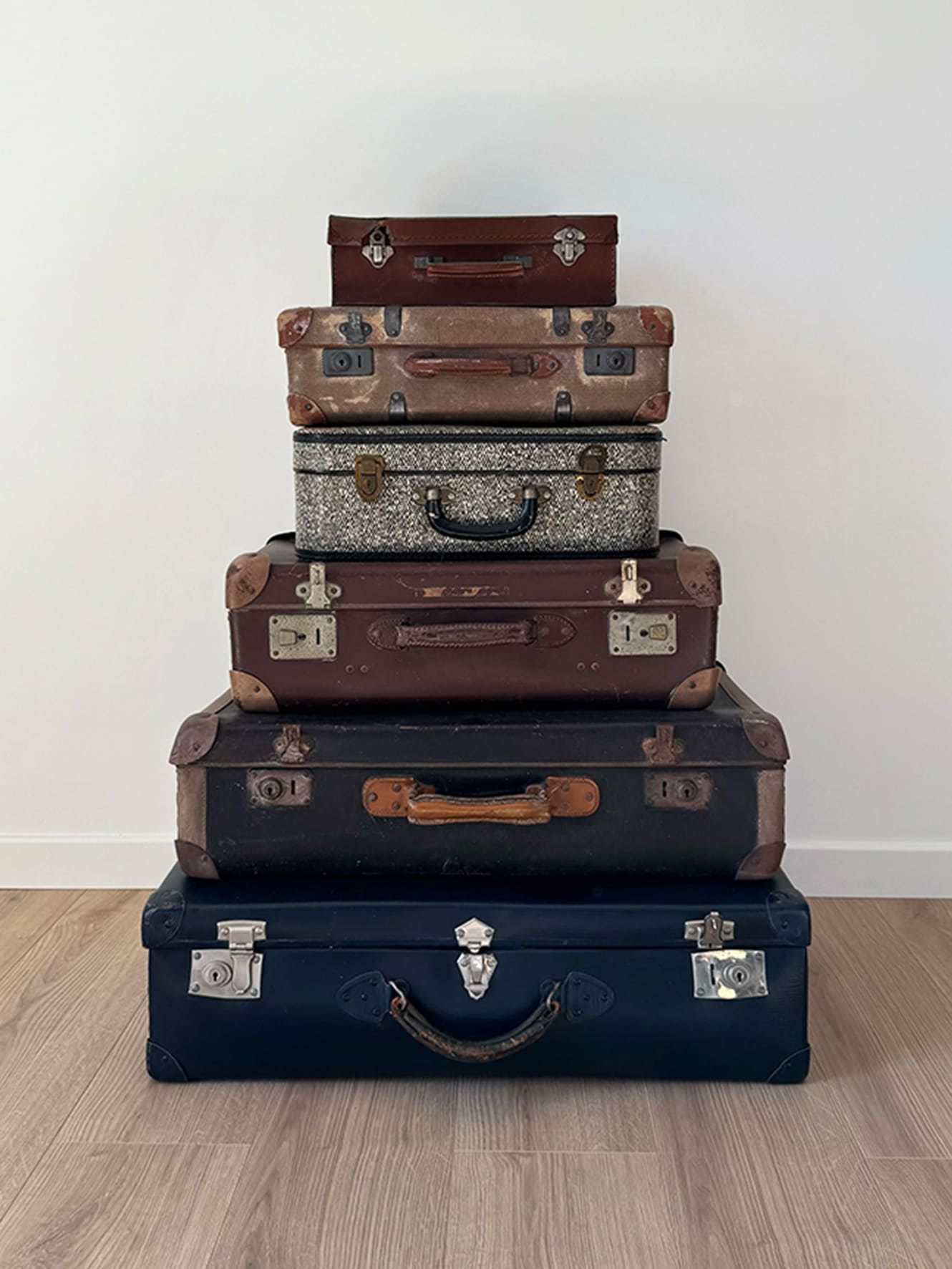 Découvrez notre lot de six valises vintage en cuir, idéales pour apporter une touche rétro à votre événement. Variées en tailles et couleurs, elles subliment la décoration, que ce soit pour un livre d’or, une cérémonie ou un espace cadeau, tout en ajoutant caractère et élégance à votre mise en scène.