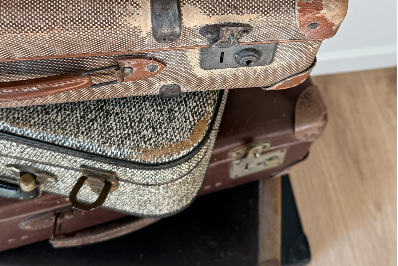 Découvrez notre lot de six valises vintage en cuir, idéales pour apporter une touche rétro à votre événement. Variées en tailles et couleurs, elles subliment la décoration, que ce soit pour un livre d’or, une cérémonie ou un espace cadeau, tout en ajoutant caractère et élégance à votre mise en scène.