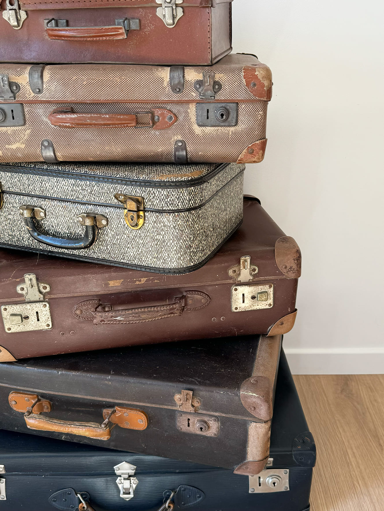 Découvrez notre lot de six valises vintage en cuir, idéales pour apporter une touche rétro à votre événement. Variées en tailles et couleurs, elles subliment la décoration, que ce soit pour un livre d’or, une cérémonie ou un espace cadeau, tout en ajoutant caractère et élégance à votre mise en scène.